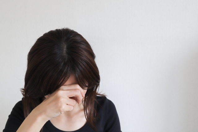 気になることがあり顔を伏せている人 トラブルを受け止められない状況