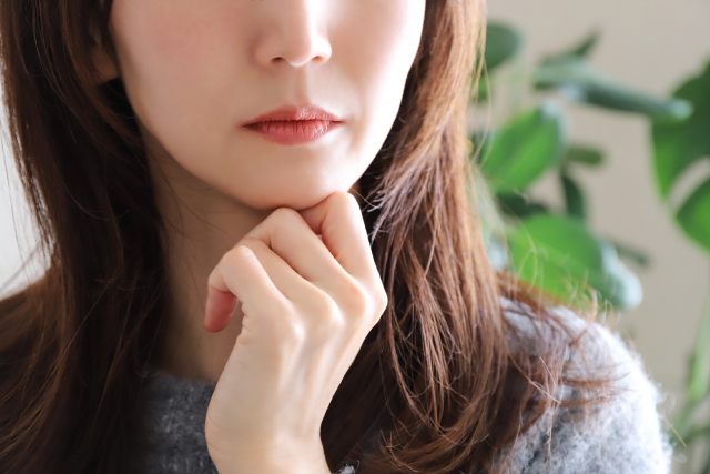 アゴに指を添えている写真 なぜ産後に身体が変わるのか考えている