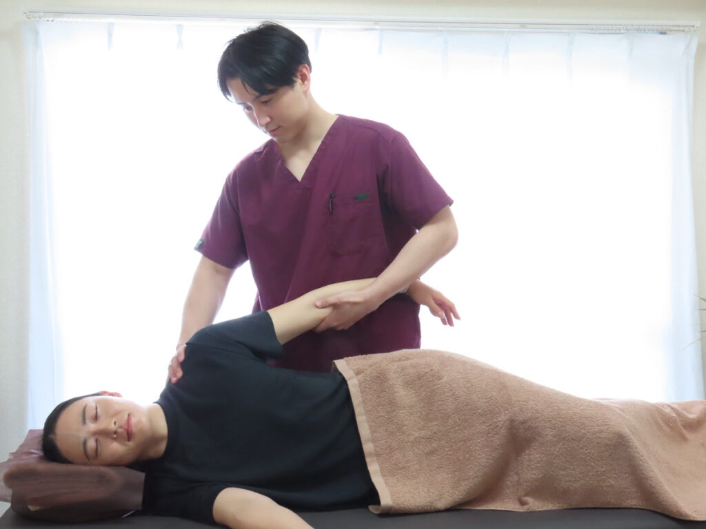 骨の模型を使って説明している場面