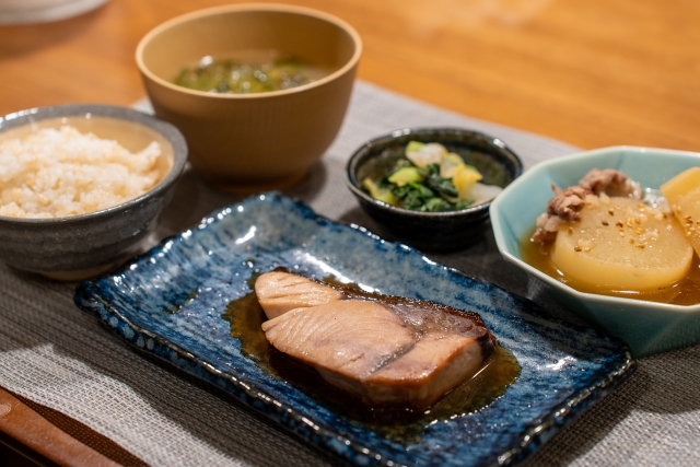 和食の魚や煮物などの皿が並んだ写真 バランスの取れた食事
