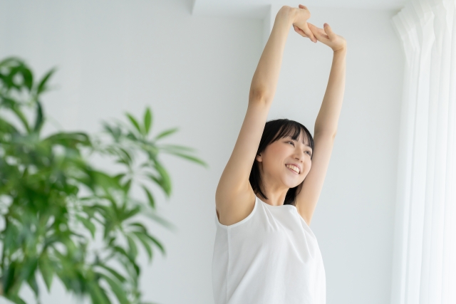 仕事の合間にストレッチをする 肩のストレッチ